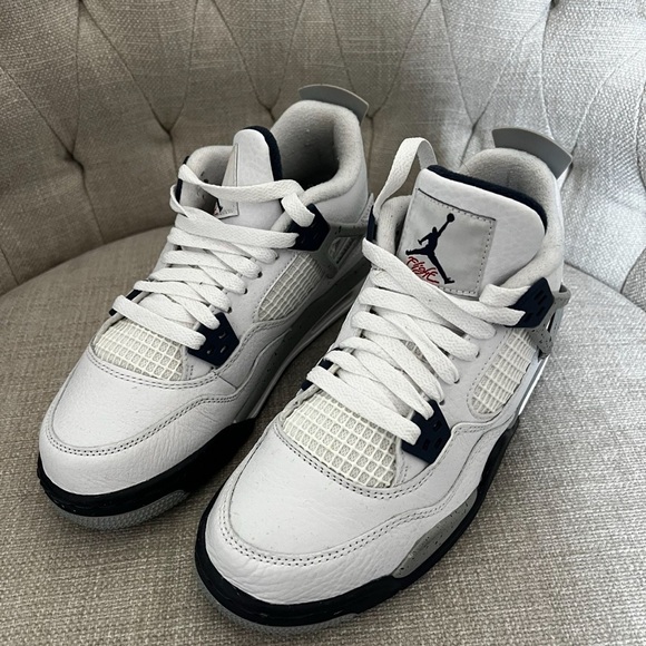 JORDAN 4 MIDNIGHT NAVY’ SIZE 5Y COMES WITH ORIGINAL BOX!!!